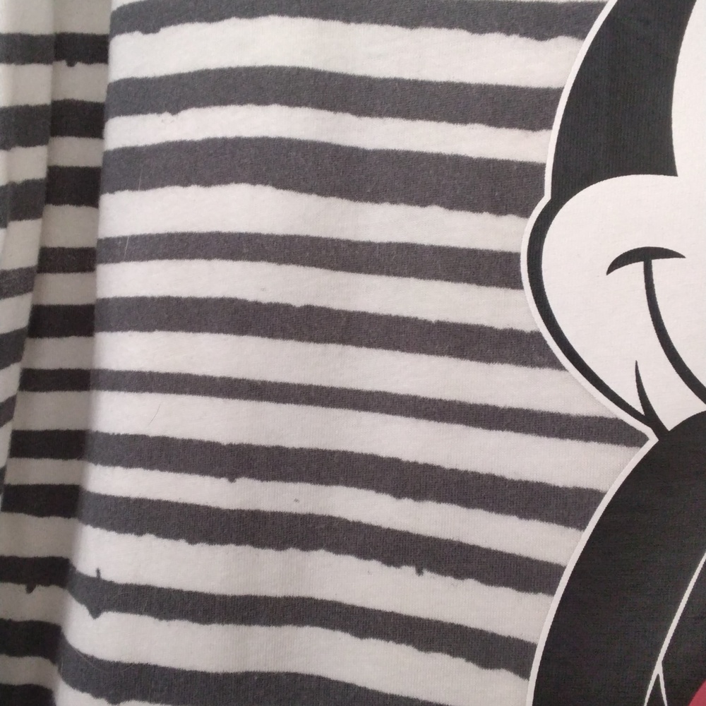 Uniqlo + DISNEY rare Shy Mickey Mouse Graphic Tee - Picture 5 of 5
